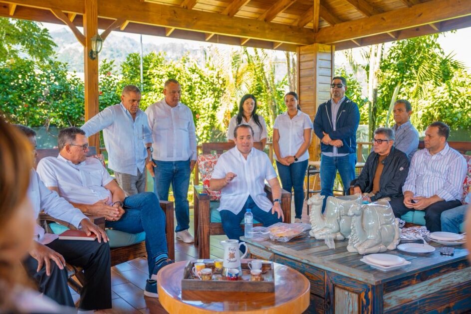 @JosePaliza Sumergidos en la Cordillera Central, desayuné en Rancho Arriba con sus autoridades y comunitarios