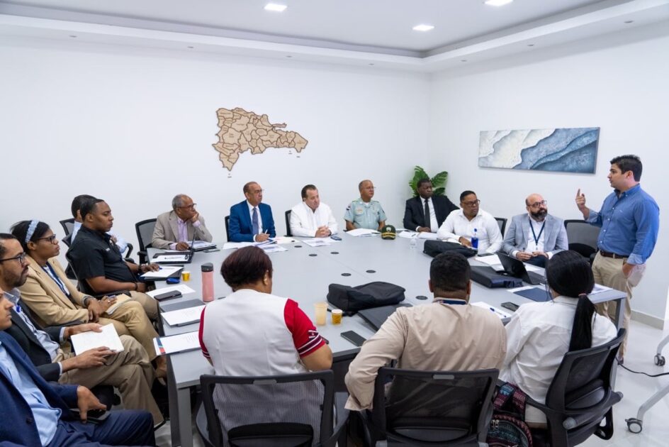 @DeligneAB encabezamos una productiva jornada de trabajo junto al ministro de la Presidencia, José Ignacio Paliza, y los representantes de las principales instituciones del sector