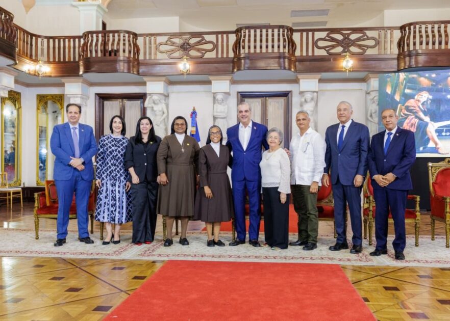 @LuisAbinader Y @RaquelArbaje encabezaron la 6.ª edición de los Premios @CONAPERD, donde reconocieron a Josefina Miniño como Adulto Mayor del Año y a Sor Agripina Acosta, directora del Hogar Santísima Trinidad, como Protector de la Persona Envejeciente