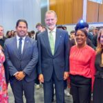 @GomezSant Continúa nuestra participación en @wip_forum junto al equipo del @RDenBarcelonaque me acompaña aprovechando la pausa a mediodía para intercambiar impresiones con SM Felipe V @CasaReal