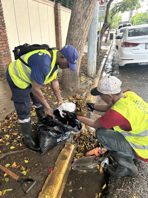 @AlcaldiaDN Continuamos desplegados en distintos puntos, reforzando las labores de limpieza y drenaje para mitigar los efectos de las lluvias