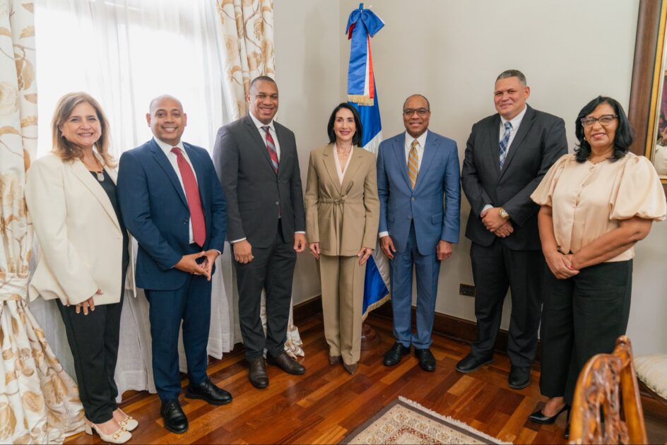 @RaquelArbaje sostuvo encuentro con representantes de la Iglesia de Jesucristo de los Santos de los Últimos Días, quienes realizaron una importante donación de equipos médicos para el Hospital Dr. Robert Reid Cabral