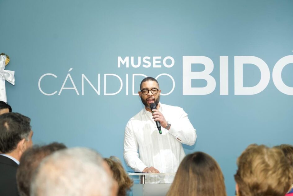 @AduanaRD Francis Almonte, subdirector administrativo de #AduanasRD en representación de nuestro director @SanzLovaton dió las palabras de cierre, reconociendo el valor de las obras expuestas, que rinden homenaje a Cándido Bidó