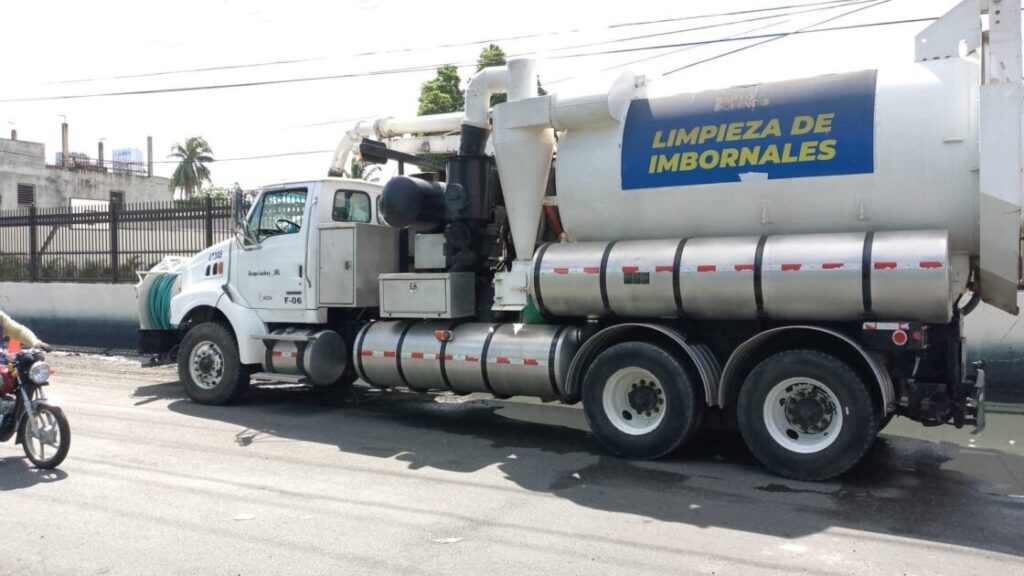 @AlcaldiaDN Nuestros brigadistas continúan en las calles realizando trabajos preventivos ante la temporada ciclónica