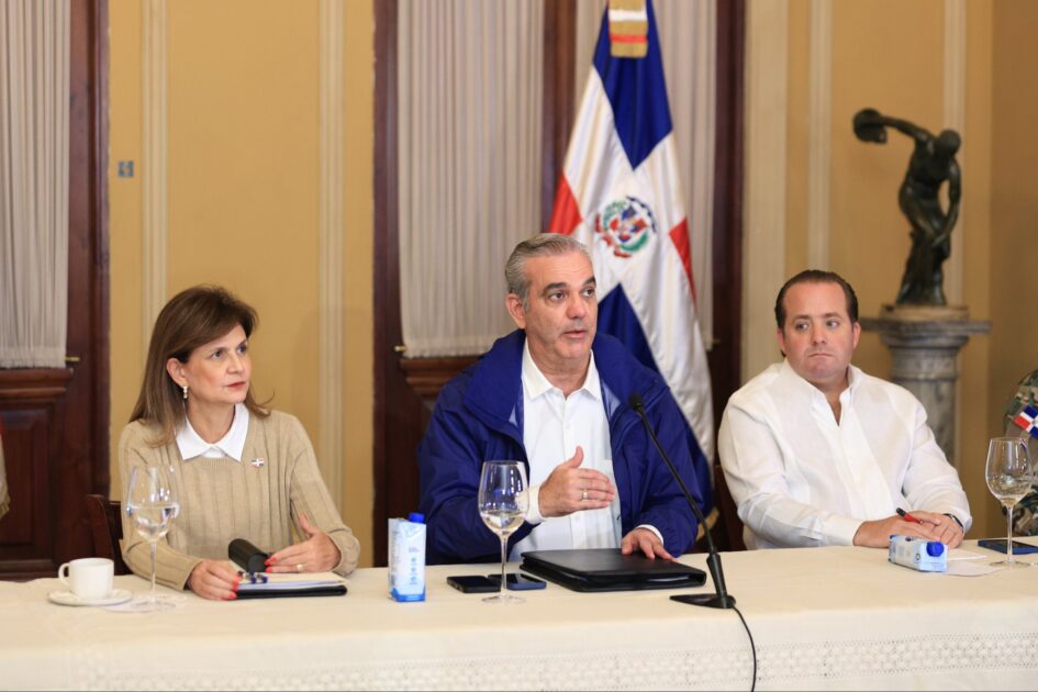 @RaquelPenaVice Desde ayer, junto al presidente @LuisAbinader y los organismos de emergencia, estamos en sesión permanente, supervisando las acciones preventivas y de respuesta ante el paso de la tormenta Melissa