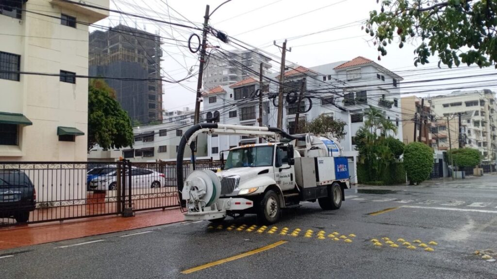 @CarolinamejiaG @AlcaldiaDN Ante los efectos de la tormenta tropical Melissa, nuestros equipos de brigadistas se mantienen activos en todo el Distrito Nacional, ejecutando labores de limpieza y mitigación