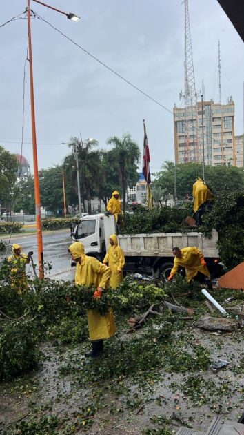 @AlcaldiaDN En medio de la alerta roja por la tormenta tropical Melissa, nuestros equipos operativos continúan activos en los distintos sectores del Distrito Nacional, retirando desechos y limpiando imbornales