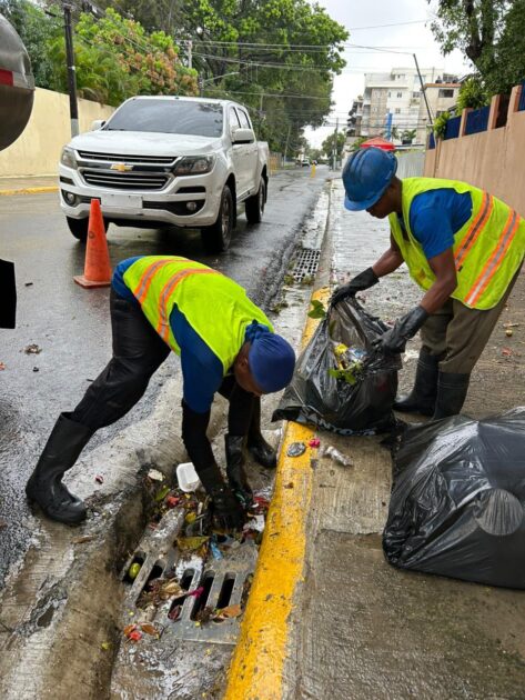 @YaneiryMejia Desde las 5:00 a.m., más de 1,500 brigadistas de la #AlcaldiaDN están en las calles limpiando filtrantes e imbornales, cuneteando y retirando escombros