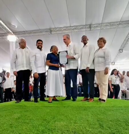 @RDTitulacion Hoy celebramos un hecho histórico en Palmarejo Villa Linda.Más de 3,000 familias reciben sus títulos de propiedad, gracias al compromiso de @luisabinader
