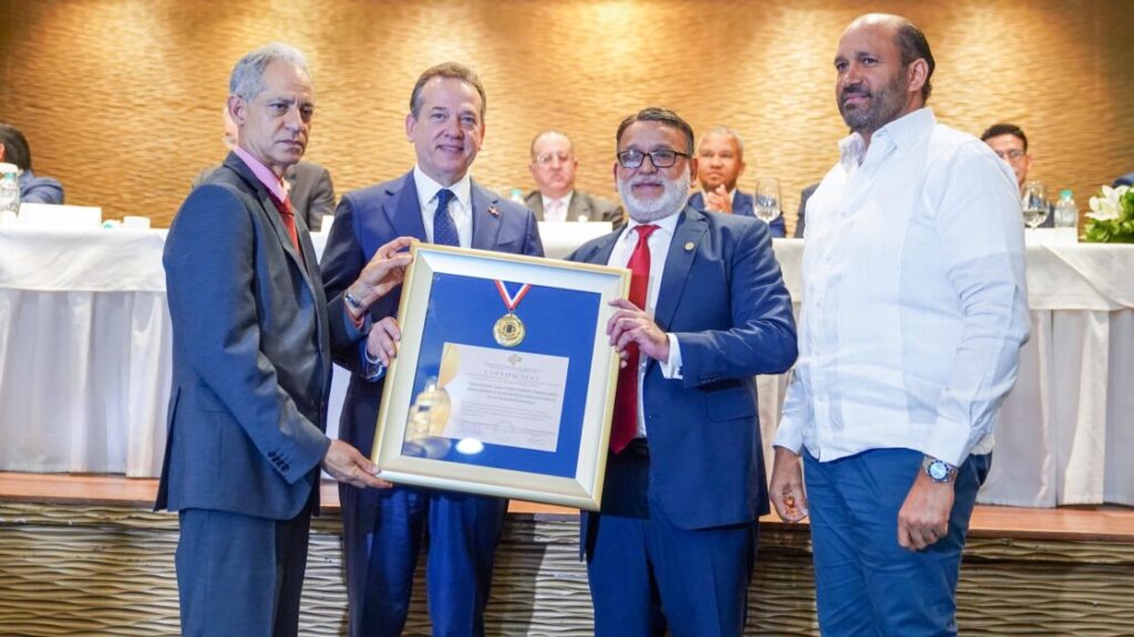 @ItoBisono Recibí la Medalla al Mérito de la Federación Dominicana de Comerciantes es un honor que me llena de orgullo y compromiso