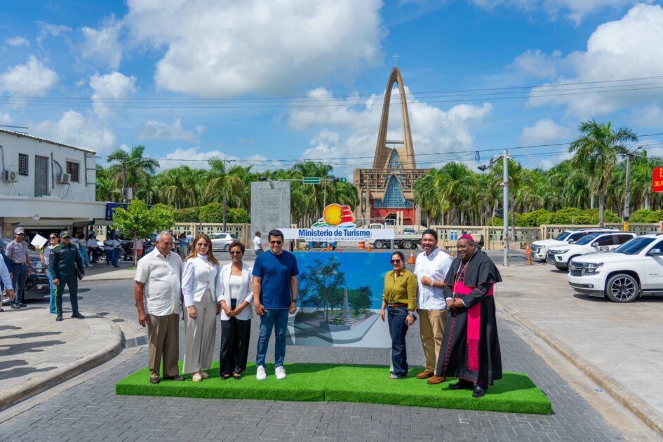 @TurismoRD @DavidColladoM desde el municipio de Higüey, La Altagracia, nuestro ministro @DavidColladoM dejó iniciados los trabajos de reconstrucción del Parque de La Mujer (Obelisco), con un monto superior a las RD$7 millones de pesos