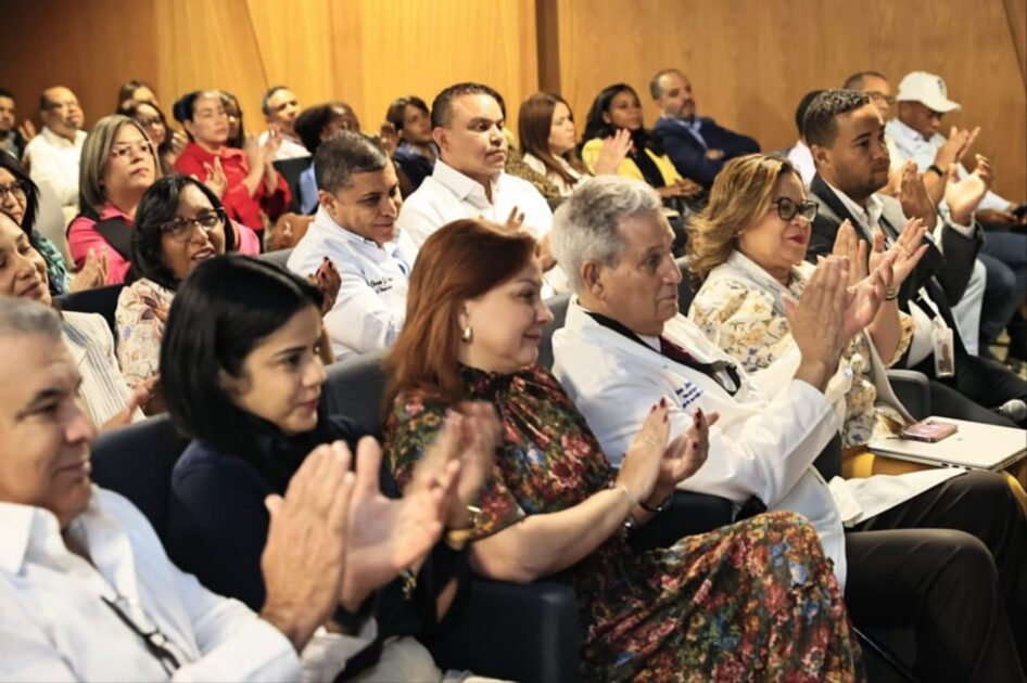 @DrMarioLama Encabeza reunión con los ejecutivos de los hospitales del Servicio Regional de Salud Ozama, que comprende los hospitales de la provincia Santo Domingo