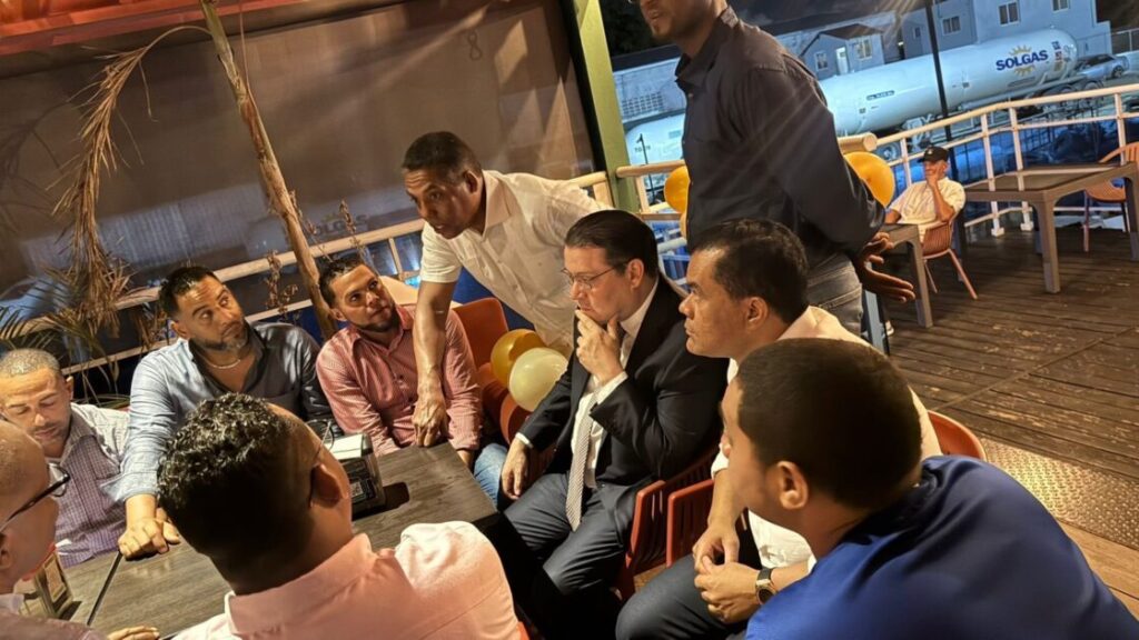 @SanzLovaton La amistad es la armadura que Dios nos regala para andar por la vida. Hoy termino el día dándole un abrazo de cumpleaños a mi hermano Carlos Ortiz. Buena conversación y mejores momentos