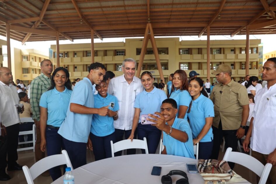 @PresidenciaRD ¡El futuro se construye escuchando a nuestra juventud! El presidente@LuisAbinaderse reunió con estudiantes de escuelas y colegios de Monseñor Nouel