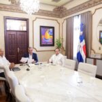 ScarletBenzan Para coordinar acciones que garanticen una asistencia oportuna, evaluar daños y acelerar la recuperación tras los efectos de la tormenta Melissa, el presidente @LuisAbinader sostuvo una reunión de trabajo virtual con las gobernadoras provinciales y funcionarios del Gobierno