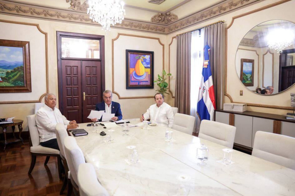 ScarletBenzan Para coordinar acciones que garanticen una asistencia oportuna, evaluar daños y acelerar la recuperación tras los efectos de la tormenta Melissa, el presidente @LuisAbinader sostuvo una reunión de trabajo virtual con las gobernadoras provinciales y funcionarios del Gobierno