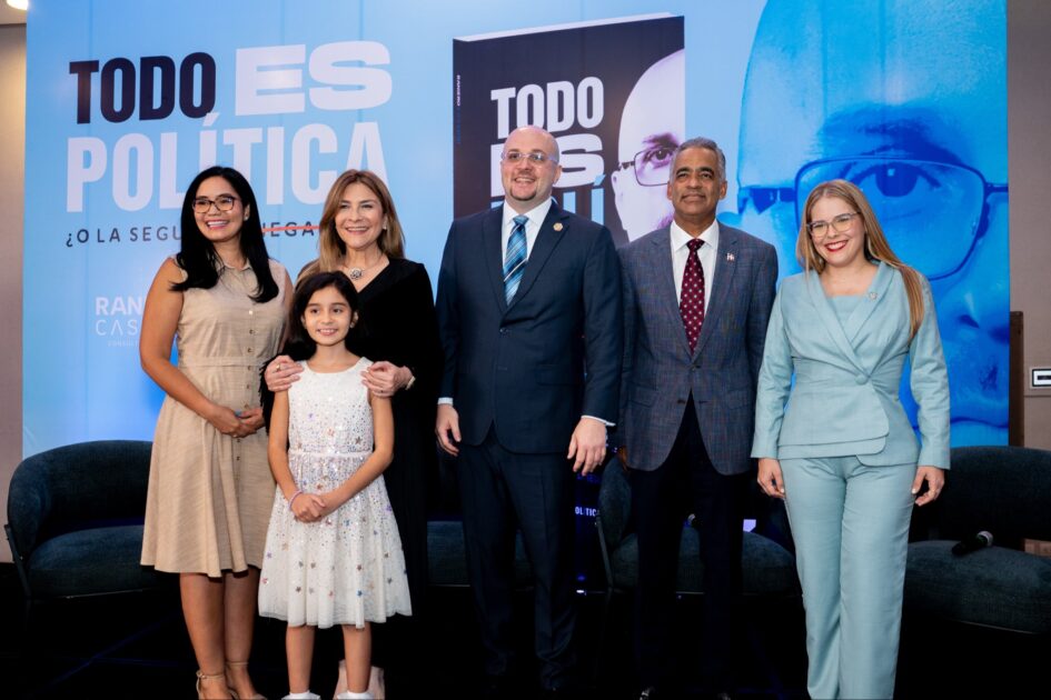 @CarolinaMejiaG Un placer compartir con @Ranierocassoni en el lanzamiento de su libro “Todo es política (¿o la seguimos negando?)”, una lectura que nos invita a pensar y actuar