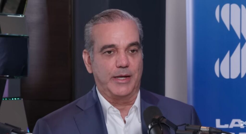 ENTREVISTA PRESIDENTE @LuisAbinader POR PRIMERA VEZ EN LA @x102FM