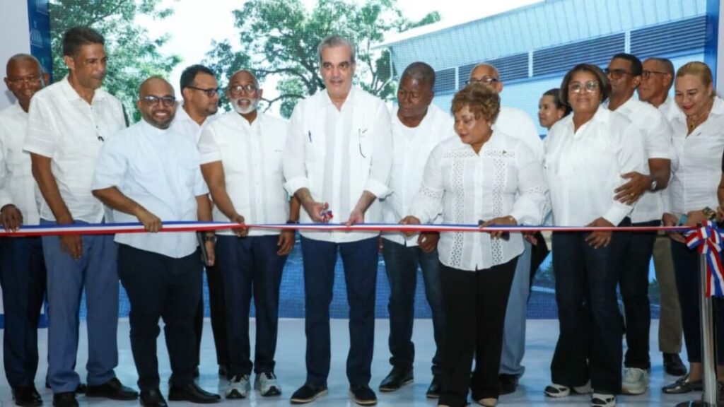 @luisabinader inauguró el Polideportivo Club Rafael Osvaldo Mercedes “CROM” en Villa Mella