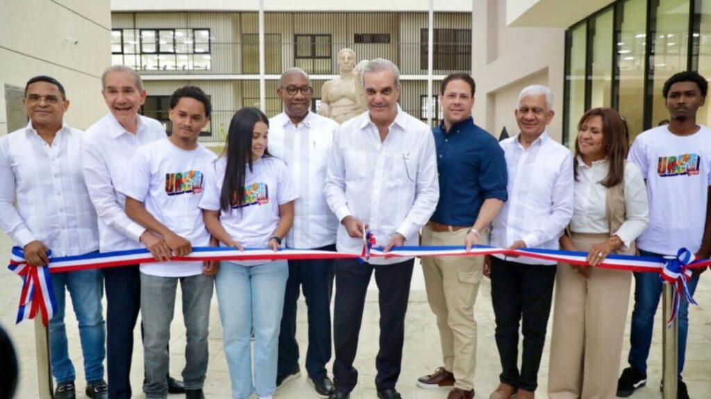 Presidente @LuisAbinader inaugura Centro Universitario Regional UASD-Cotuí con 29 aulas; ya suman cuatro los entregados a través del Mived
