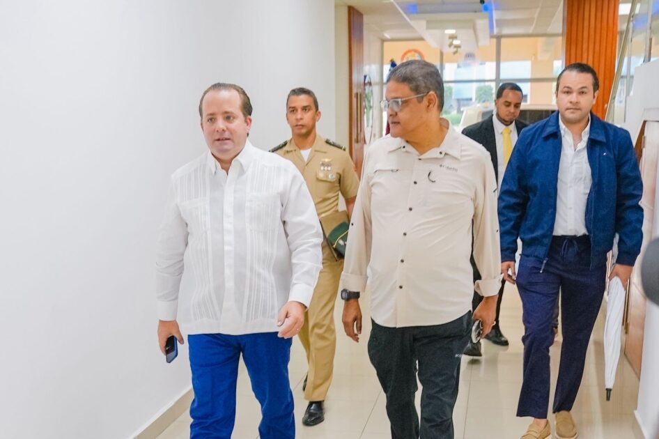 @JosePaliza junto al @COE_RD coordinan acciones preventivas ante posibles efectos de #Melissa sobre todo el territorio nacional.