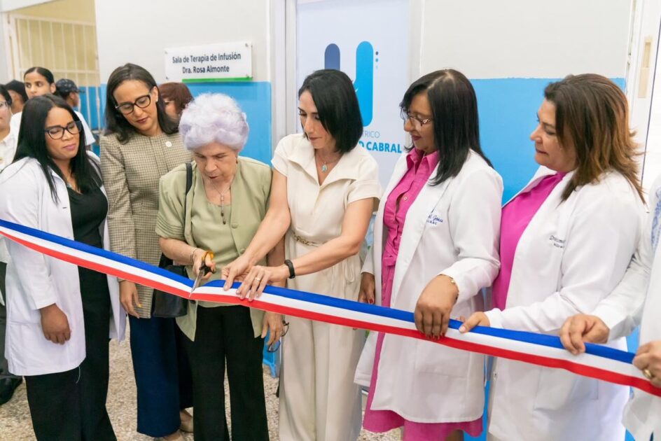 Primera dama @RaquelArbaje entrega nueva sala de Infusión Ambulatoria en el Hospital Robert Reid Cabral @SNSRDO