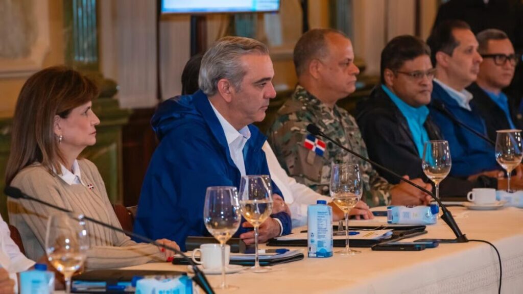 @LuisAbinader junto a servidores agradecen a POBLACION DOMINICANA por su comportamiento durante la tormenta Melissa