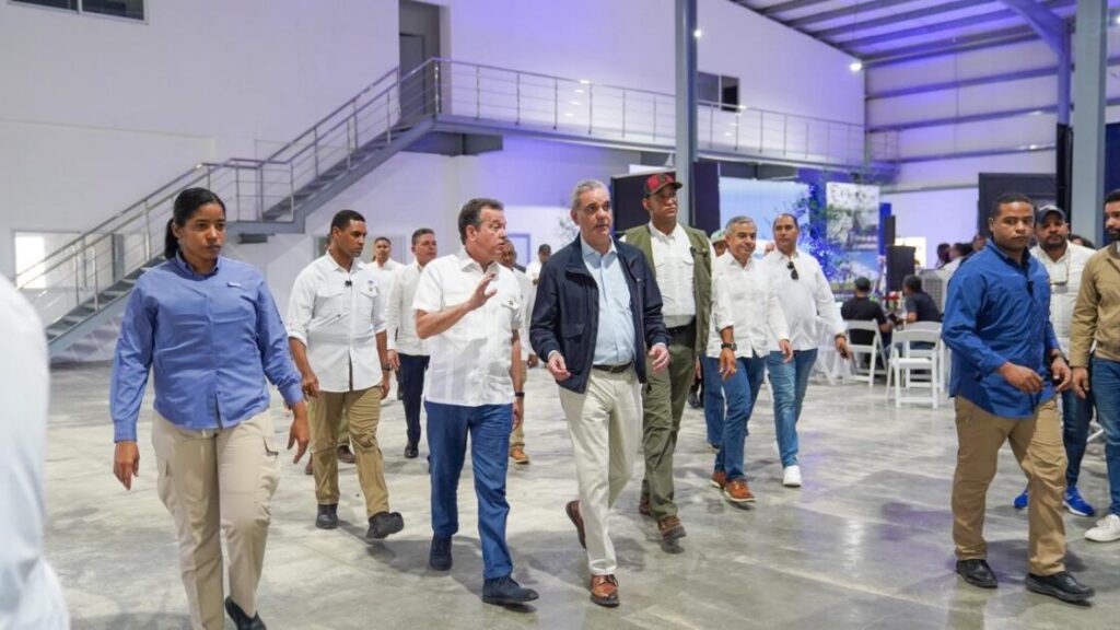 @ItoBisono Junto al presidente @LuisAbinader, inauguramos nuevas naves de La Aurora y entregamos el remozamiento del Parque de Zona Franca, fortaleciendo el desarrollo productivo y generando más empleos para su gente