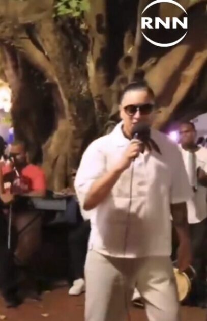 Elvioos Crespo compartió escenario con el grupo de personas no videntes Atrévete, interpretando el tema “Nuestra Canción” en la Plaza Colonial