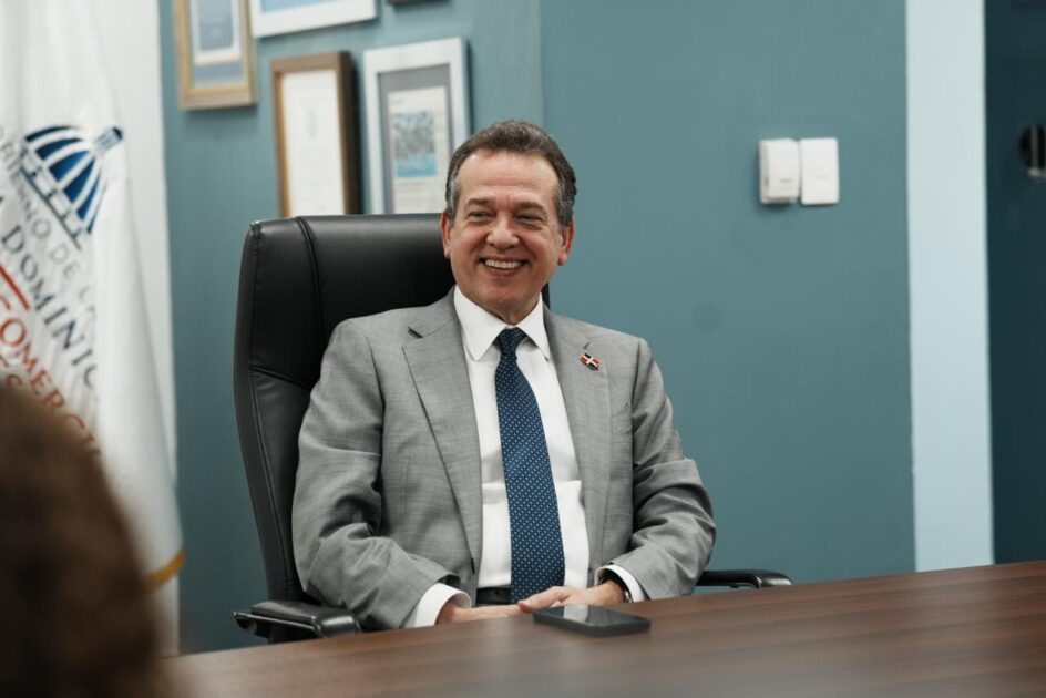 @ItoBisono Sostiene un encuentro con Rosanna Ruiz, presidenta ejecutiva de la @aba_rd