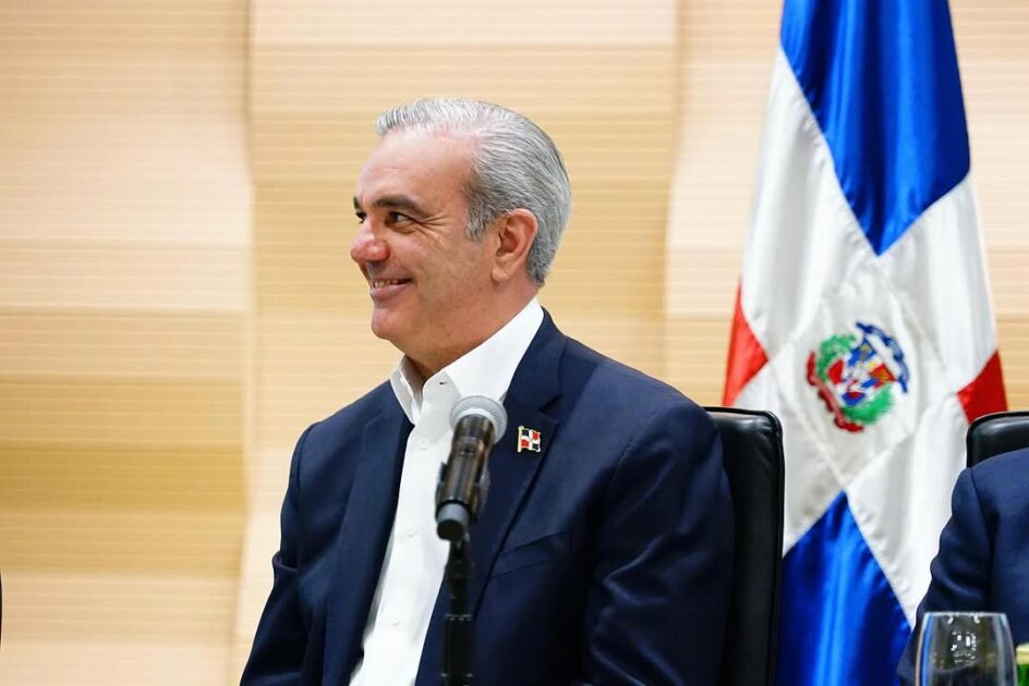 @TomasAlberto0 Presidente Luis Abinader, usted representa con firmeza y dignidad el verdadero espíritu #Peñabinaderista 🇩🇴La unión de valores que nació del pensamiento visionario de José Francisco Peña Gómez y del ejemplo íntegro del Dr. Rafael Abinader @LuisAbinader