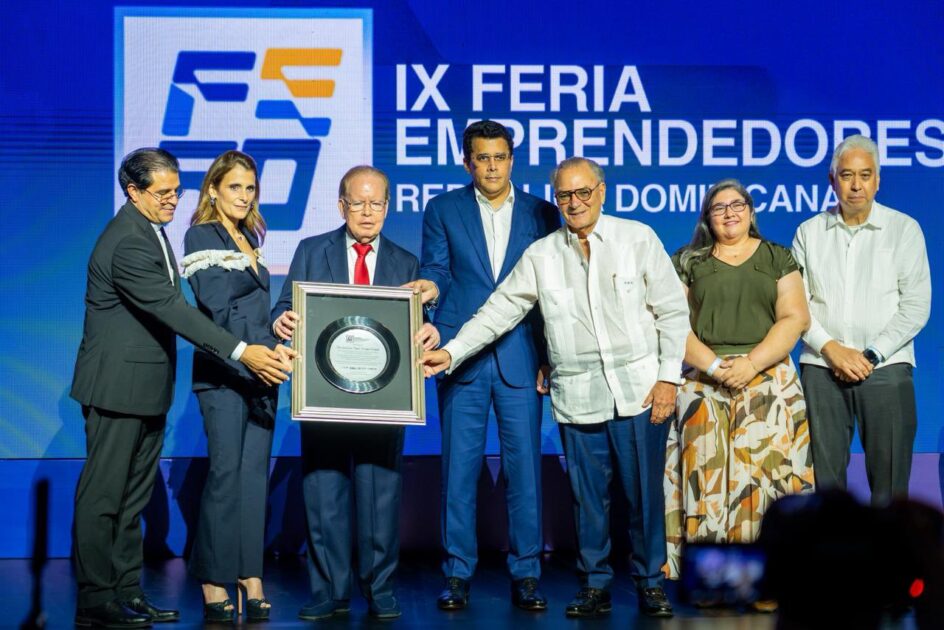 @DavidColladoM La República Dominicana vibra con el espíritu emprendedor!Hoy vivimos una nueva edición de la IX Feria de Emprendedores, un espacio que impulsa ideas, conecta generaciones y fortalece el futuro del país