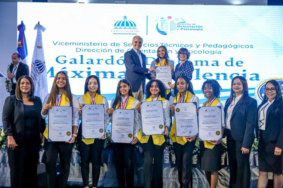 El ministro de Educación, Luis Miguel De Camps (@LMDECAMPS), encabezó hoy la entrega del «Galardón Máxima Excelencia al Mérito Estudiantil»
