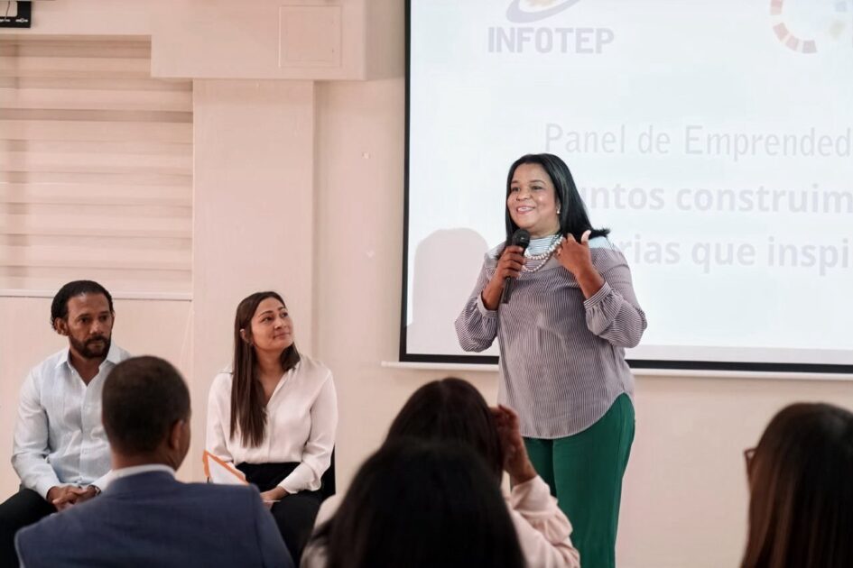 @PRM_Oficial El día de hoy sostuvimos una Importante reunión ordinaria de la Dirección Ejecutiva, encabezada por el presidente del PRM @JosePalizay la secretaria general @CarolinaMejiaG, en la que se trataron diversos temas de de interés institucional