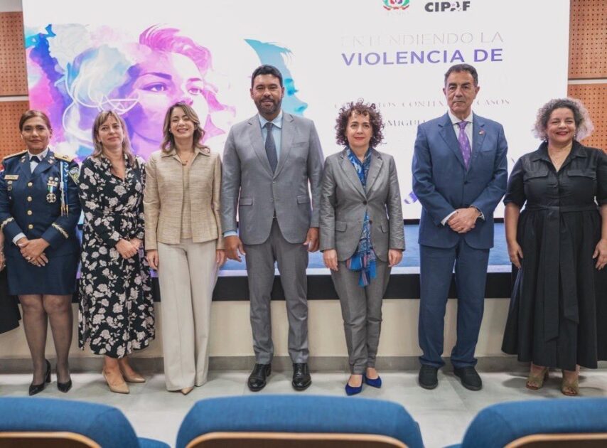 @GloriaReyesG Hoy tuve la oportunidad de asistir en el@SenadoRDa la conferencia “Entendiendo la violencia de género: conceptos, contextos y casos”, impartida por el Dr. Miguel Lorente, en conmemoración del Día Internacional de la No Violencia contra la Mujer