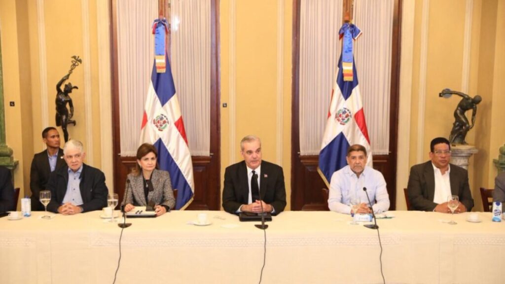 Presidente Abinader se reúne con funcionarios para continuar evaluando seguimiento a daños causados por fenómeno atmosférico Melissa