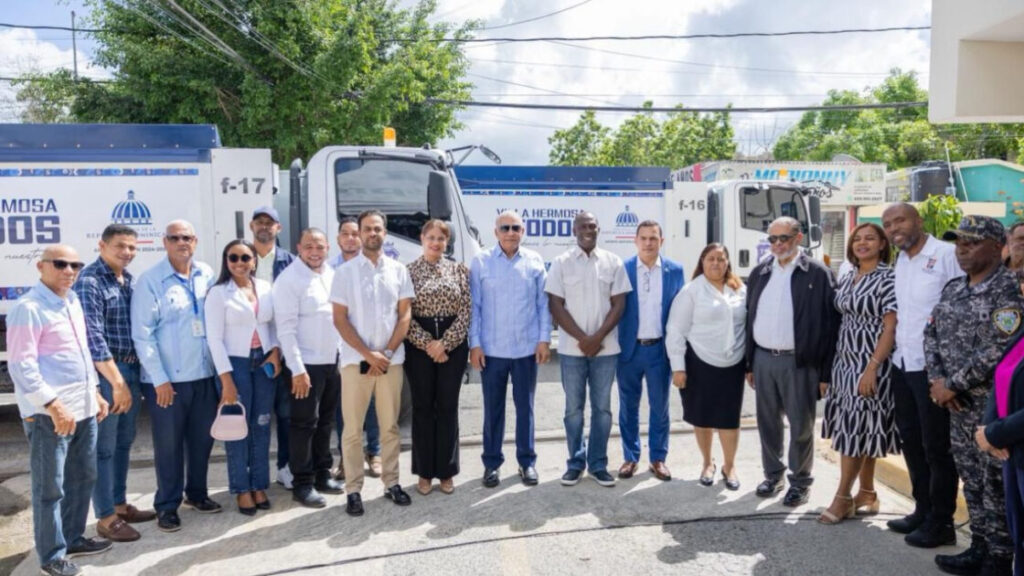 Ministro Andrés Bautista entrega nuevos camiones compactadores en Villa Hermosa, en La Romana, y en La Caleta, de Boca Chica