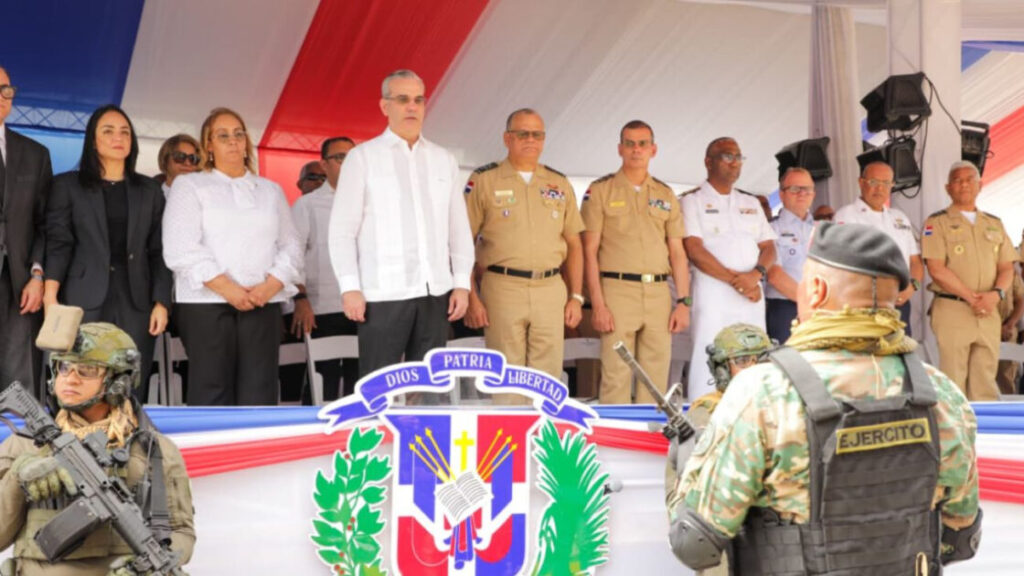 LuisAbinader encabeza desfile estudiantil, cívico-militar y policial por el 181.° aniversario de la Constitución dominicana