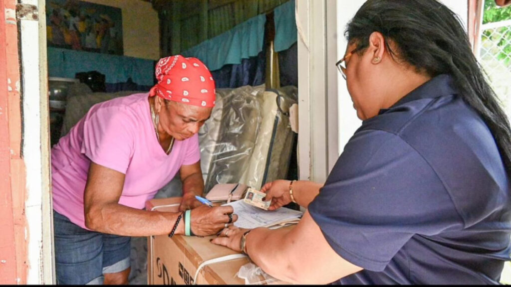Dirección de Asistencia Social y Alimentación Comunitaria entrega enseres del hogar a familias afectadas por tornado en Miches