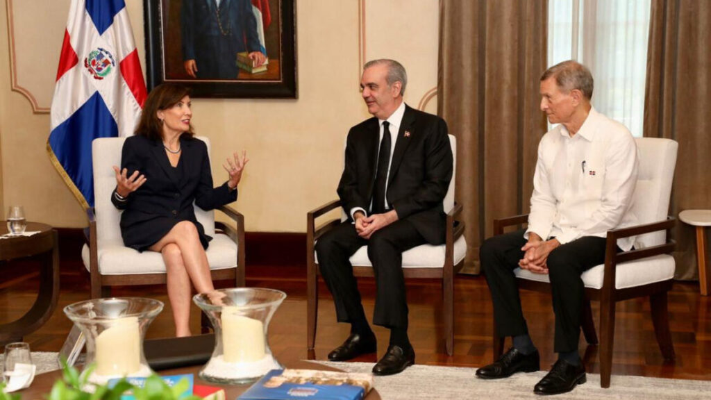 Presidente Abinader recibe en el Palacio Nacional a la gobernadora del estado de Nueva York, Kathy Hochul