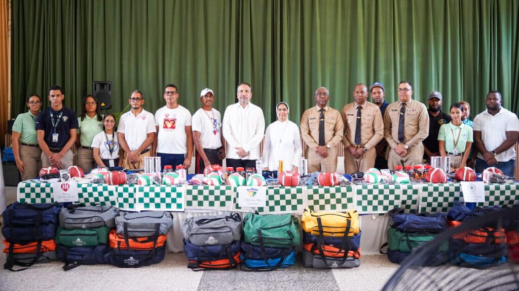 El Inefi y la Armada entregan utilería deportivas y remozan canchas de tres centros educativos de Santo Domingo Este