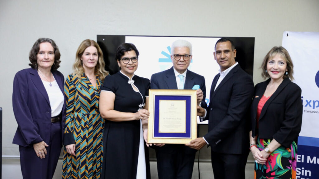 Reconocen al Mescyt por su impulso a la internacionalización académica, en encuentro de QIXPERIENCE