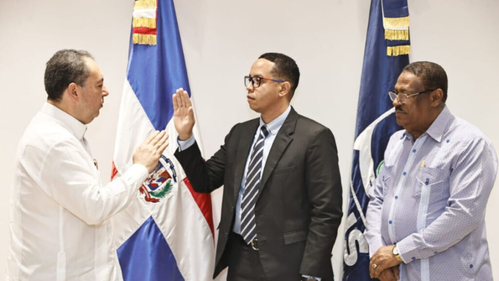SNS juramenta nuevo director del hospital municipal de Boca Chica