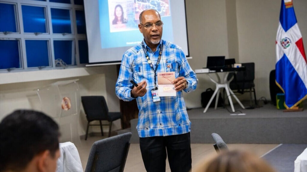 DGM capacita en detección documentos falsos y prevención de la corrupción