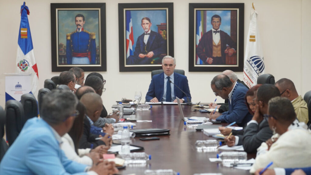 Ministro Luis Miguel De Camps socializa con directores regionales políticas de la gestión que apuntan a fortalecer la calidad educativa