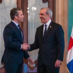 @SanzLovaton Puede uno estar o no de acuerdo con el gobierno o los gobiernos. Ahora bien, el hecho de que en menos de un año dos miembros del gabinete de EEUU hayan venido a RD a ver a @LuisAbinader es sencillamente histórico