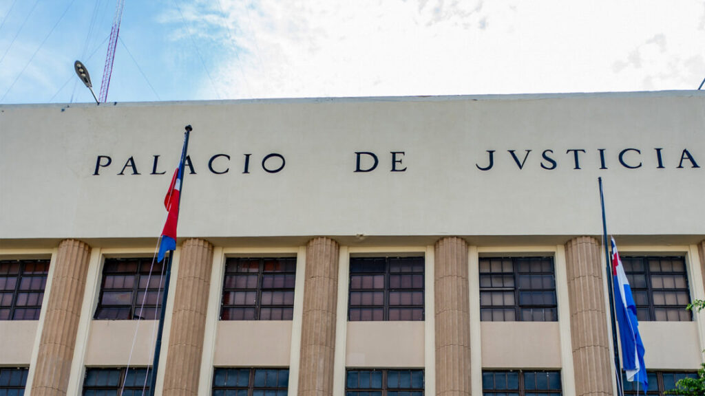 @ProcuraduriaRD Seis meses de prisión preventiva para hombre imputado de asesinar a otro al que golpeó e incendió con gasolina