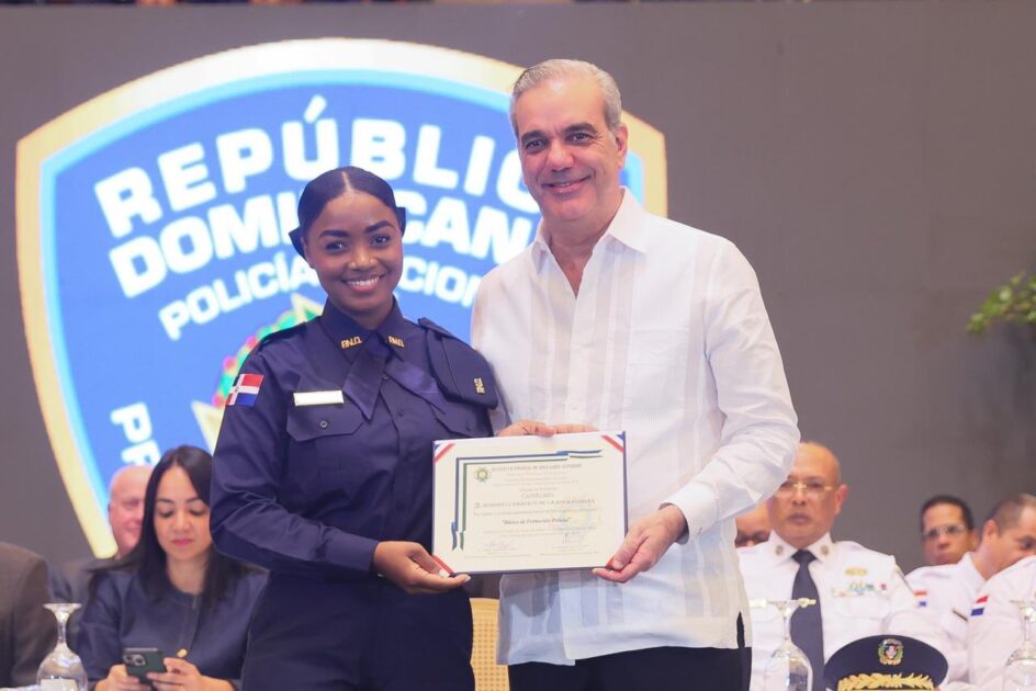 @PresidenciaRD @LuisAbinader encabezó hoy la graduación de 2,421 nuevos agentes policiales, quienes brindarán seguridad a la población