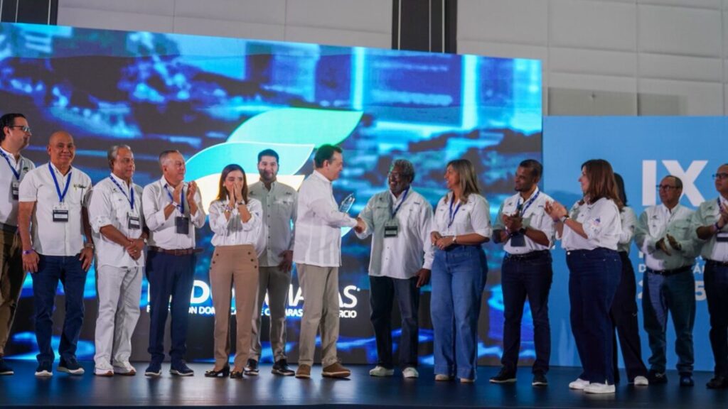 @ItoBisono Hoy, en el IX Congreso de @fedocamarasdo, recibimos un reconocimiento que valoro profundamente, porque proviene de quienes cada día impulsan la economía real del país