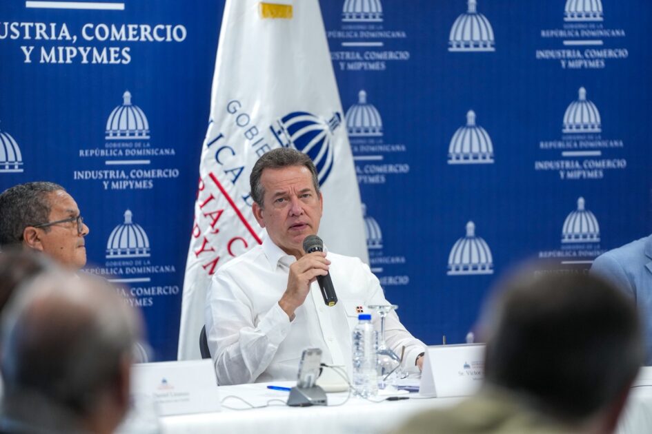 @ItoBisono se reúne con los miembros del Consejo Nacional de Zonas Francas de Exportación (@CNZFERD), donde aprobamos la instalación de 13 nuevas empresas y la creación de 3 parques industriales